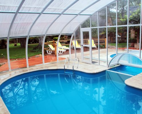 Interior de la piscina cubierta y conexión con la exterior.
