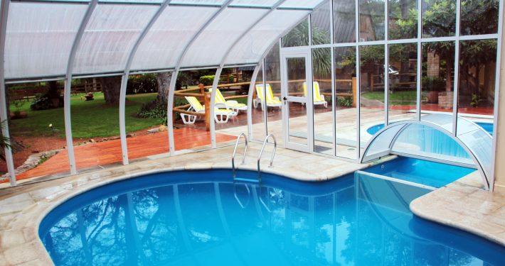 Interior de la piscina cubierta y conexión con la exterior.